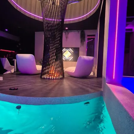 De Luxe Erotique Chic Apartment